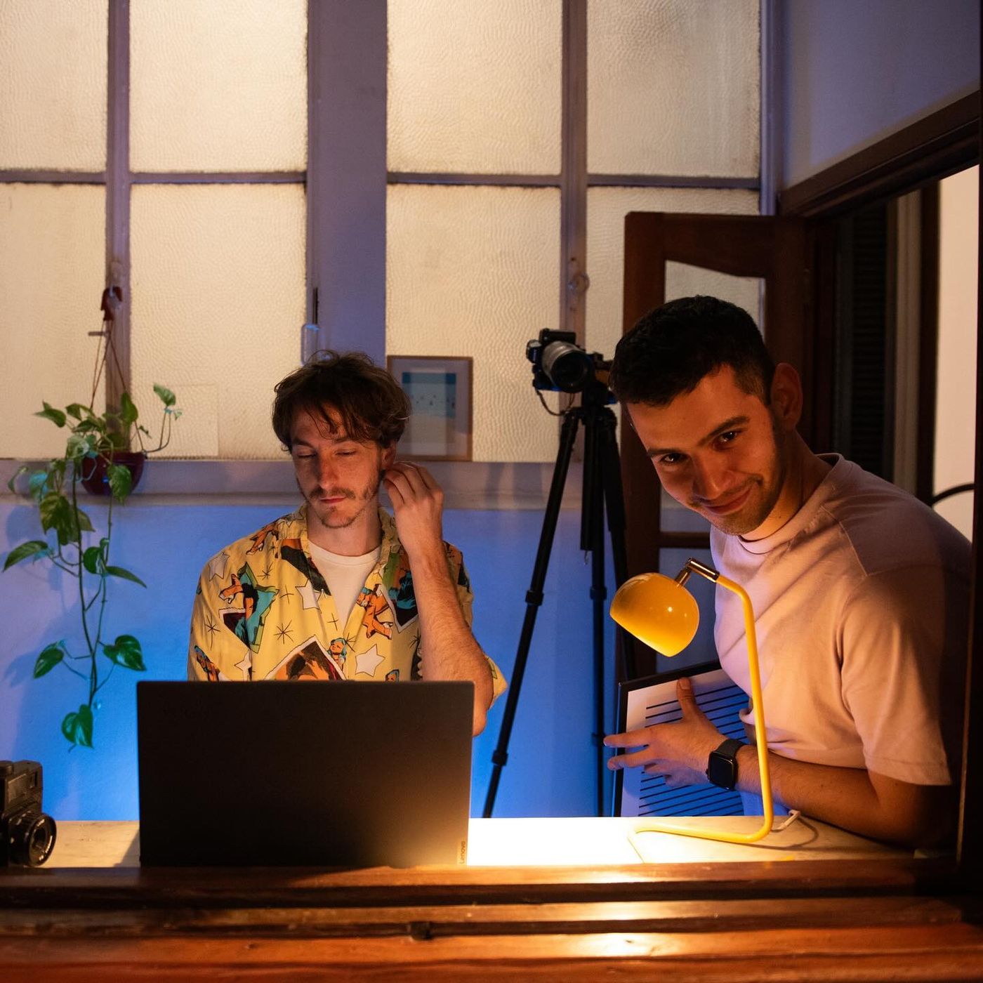 Equipo trabajando en la noche para Calm